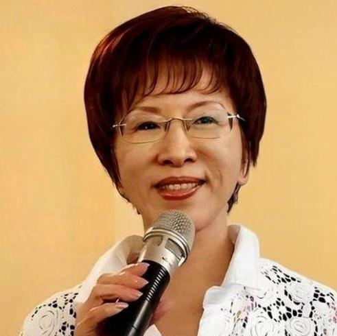 国民党高层云集的记者会上，郑丽文突然一句：“要查洪秀柱，就先翻绿营旧账。”空气瞬