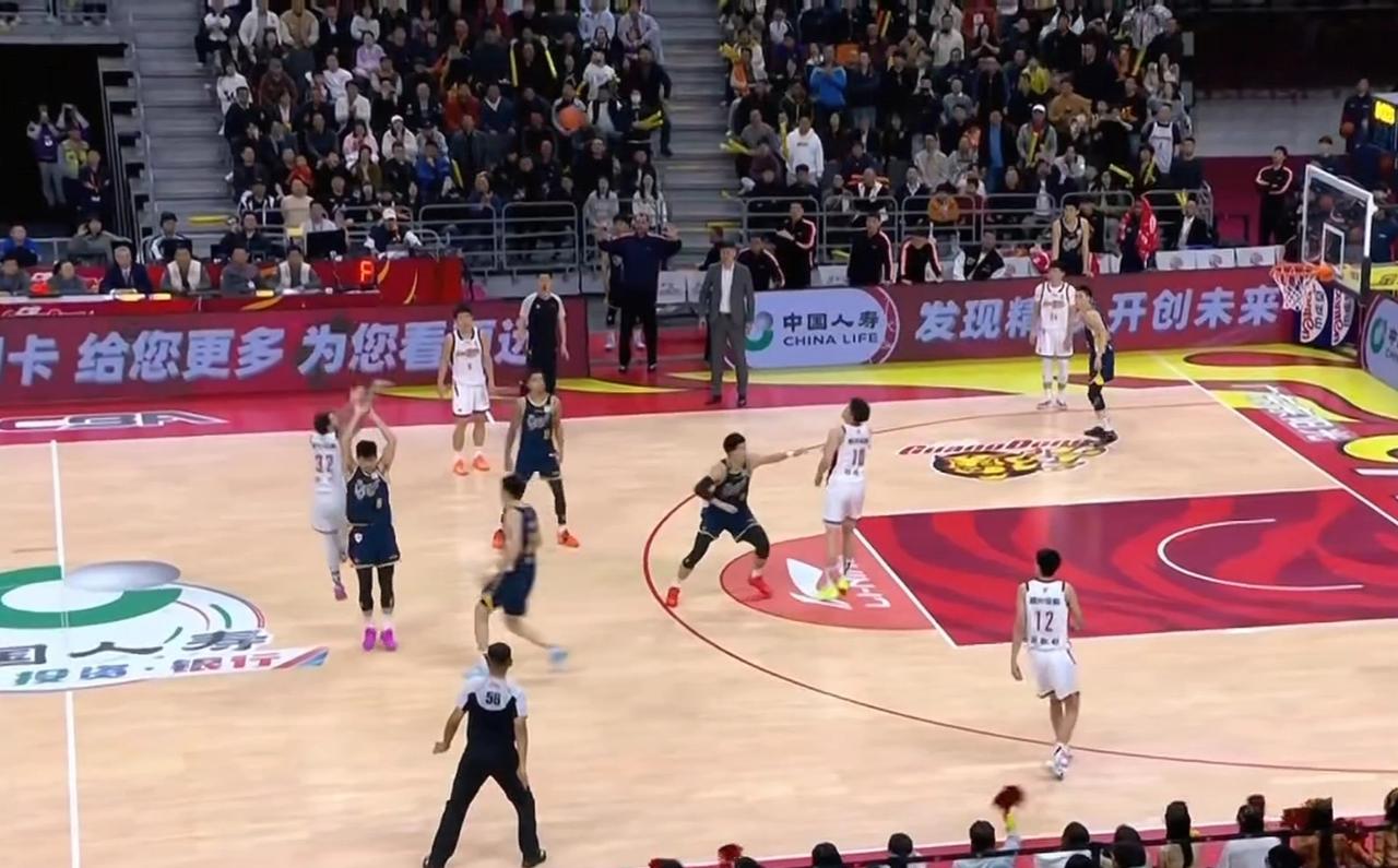 广东男篮高兴太早，浙江男篮压哨绝杀！
广东男篮在对阵浙江男篮的最后时刻手握两分领