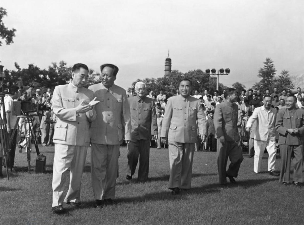 1956年6月14日毛主席接见参加制订全国长期科学规划工作的科学工作者。与大家谈