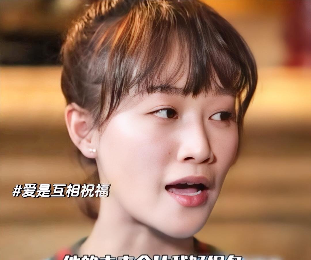 曹骏疑似恋情曝光。
比他还高兴的人，恰恰是前女友蓝盈莹。
因为她曾经说过一句话。