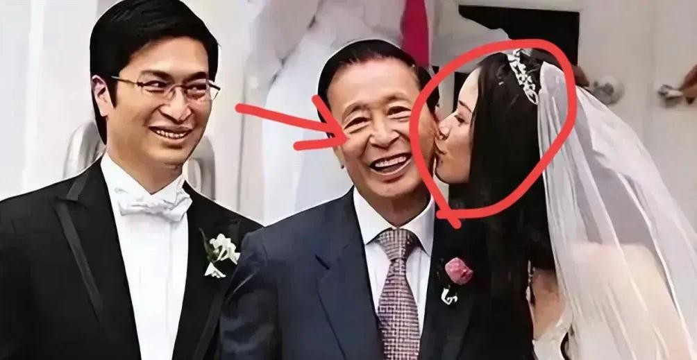 李兆基疼爱儿媳徐子淇





豪门规矩多，能豁达到让儿媳亲脸的公公，真是少见！