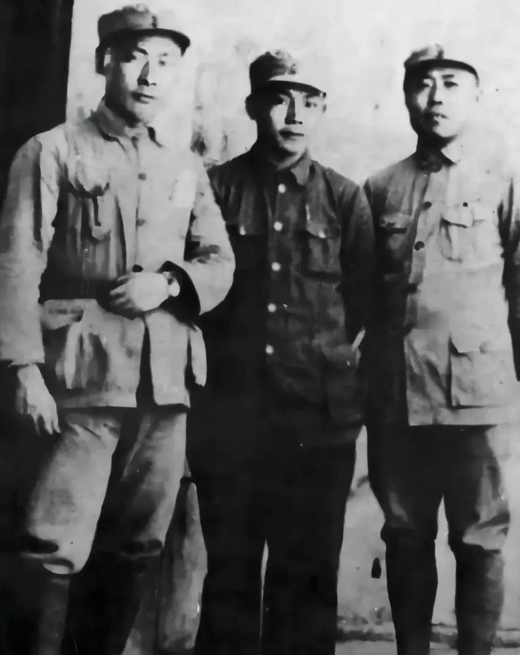 1939年，安徽泾县，陈丕显，陈毅， 项英在一起，亲切交谈，合影留念，永恒的回忆