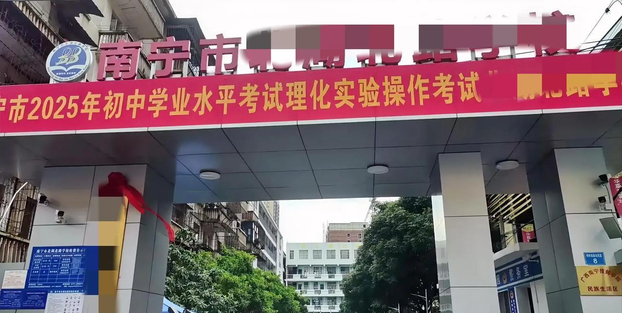 终于知道为什么学校现在不管初三的死活了
听说新初一挖了一只足球队过来，全部分到重