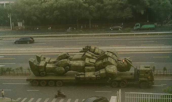 真正的秘密武器来了，这身高至少20米吧，目测技术来源于赛博坦！[看]
看来兔子对