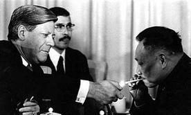 1975年，西德总理施密特站在毛主席病榻前，开口就是一句：“欧洲必须联合起来，抗