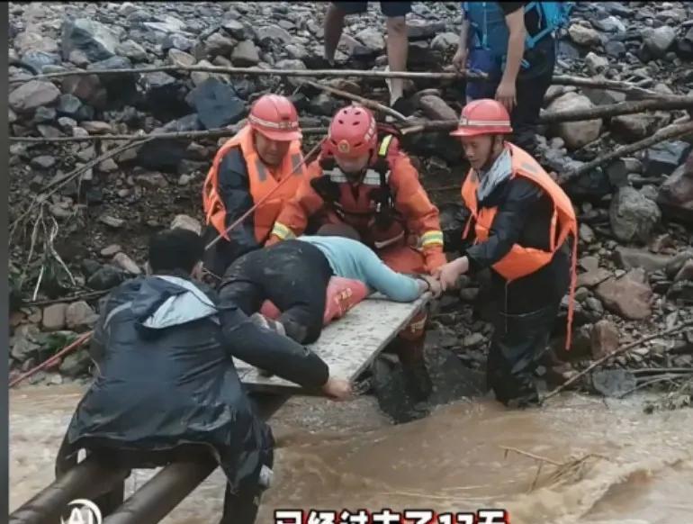 阿坝坠河后续:大明玉遗体被找到，丈夫崩溃痛哭，目击者爆现场细节
丈夫缅怀大明玉，