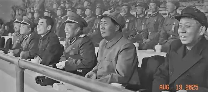 珍藏版老照片。
画面中，毛主席，刘副主席，周恩来总理，朱德司令，彭德怀元帅，贺龙