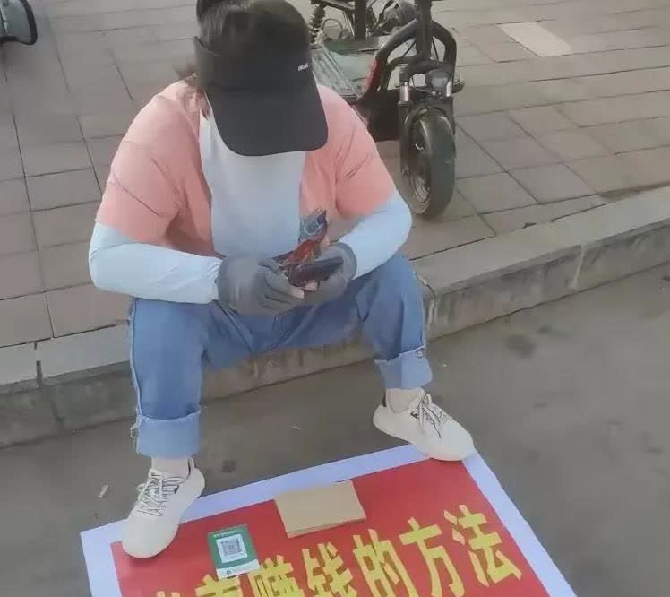 今天路过一个菜市场门口，看到一个女子全身包裹的严严实实的，只露出两个眼睛坐在路边
