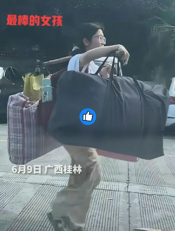 我敢保证，
广西桂林用扁担挑行李的女孩，
这辈子都不会得抑郁症！
因为苦难的生活
