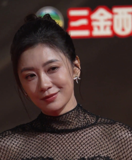 不做医美的人，真的是看着自然舒服，虽然有了岁月的痕迹，依然很美很美