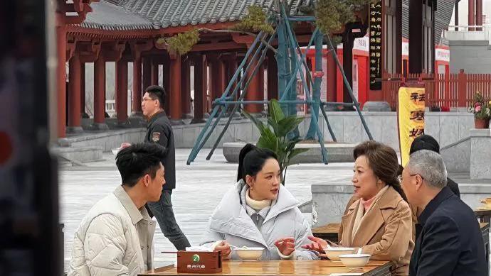路人视角的陈乔恩松弛感满满，好有亲和力！这个状态非常好的啦！