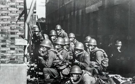 淞沪会战，被称为东方绞肉机，参战部队达一百万，战斗之惨烈， 让三十万精锐损失殆尽！