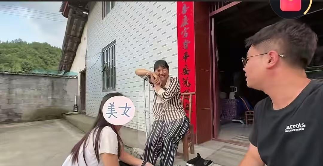 静静的婆婆还挺直爽的
      静静的婆婆把对邻居小女孩的好感溢出屏幕了，不过