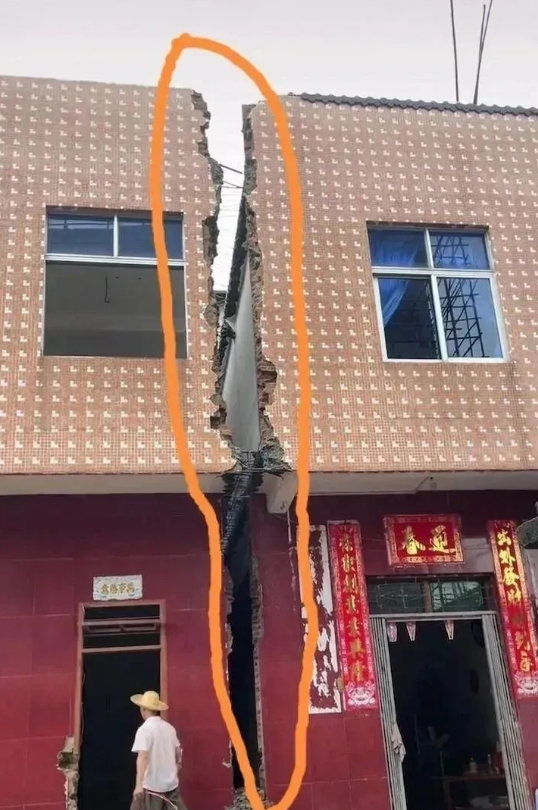本是同根生，相煎何太急？广州俩亲兄弟相伴而居，后因闹矛盾，把公共墙都拆了。本来相