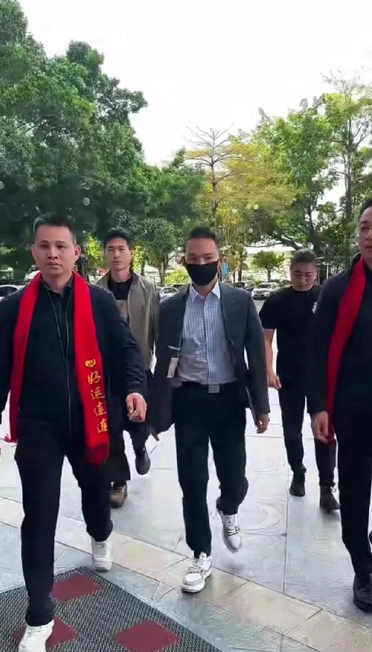 大家有没有注意到，谢浩男这小伙子跟其他寻亲回家的孩子完全不是一个画风？ 咱看看解