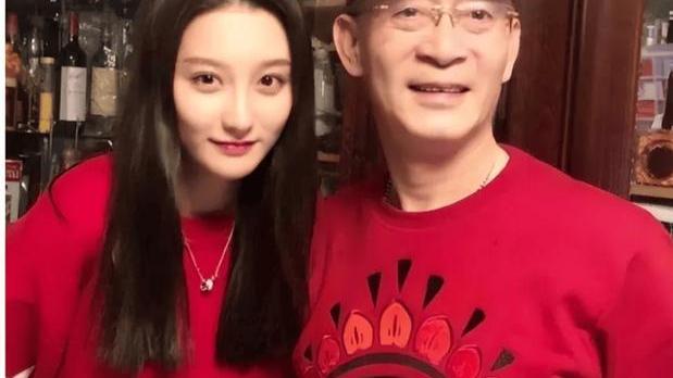 六小龄童愁嫁34岁高知女儿，看到真容后，网友：这谁敢娶啊！