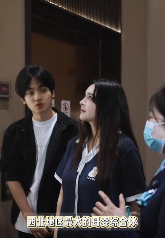 我知道明星有钱
但没想到糊咖也这么有钱
演员李心艾，马上要生孩子了，她随手选的月