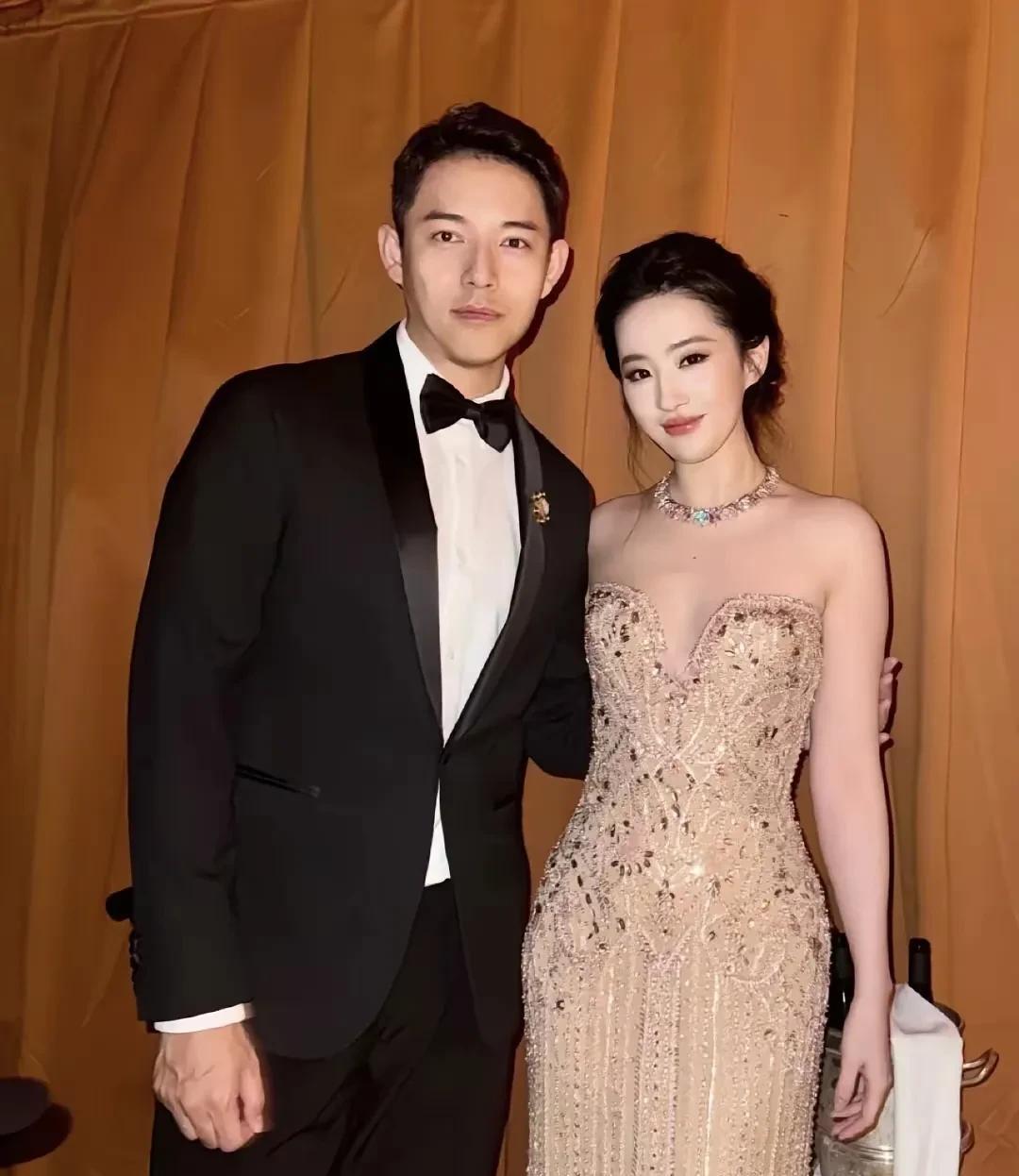 不般配吧？哪里般配了？
刘亦菲面相温婉善良，而这个男人虽然挺帅，但面相给人感觉不