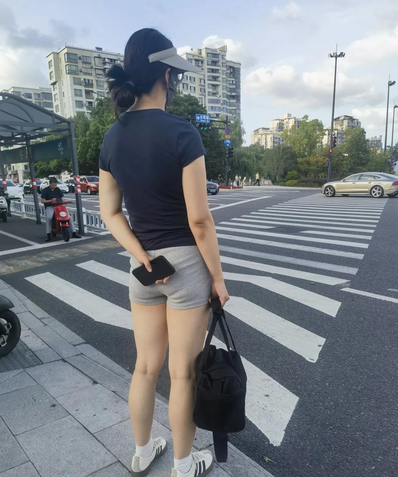 蚂蚁集团附近的高收入运动女孩。