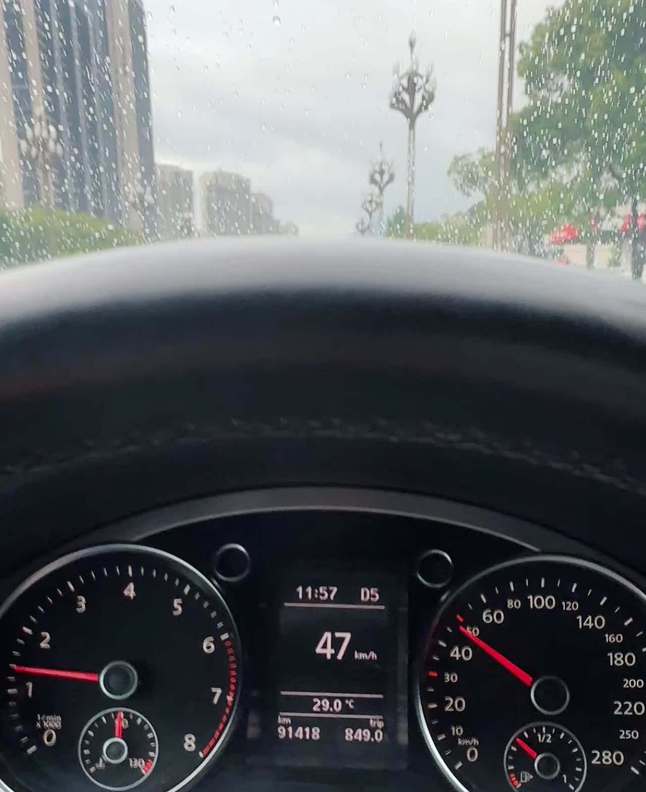 各位修车师傅有个问题问一下。1:车启动后马上熄火，或者在等红绿灯踩着刹车也熄火是