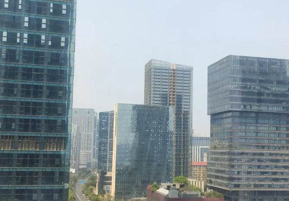 大家发现没有？

​现在失业的人满大街都是，

但是他们都不出去找工作了，

所