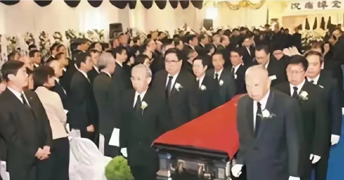 霍英东葬礼李兆基扶灵











霍英东去世，十人扶灵，场面肃穆！令人
