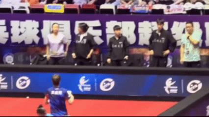 王曼昱没主动和孙颖莎握手，你们看到底发生了什么？
王曼昱3:1战胜小蘑菇，
和裁