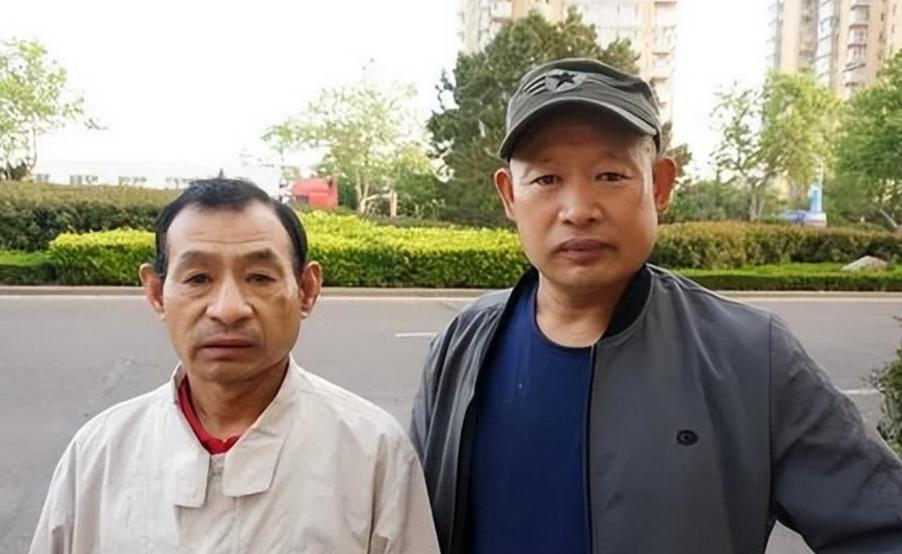 2021年，山东一大爷散步时，捡到一个没人要的破旧沙发，他将其搬了回去，准备拆掉