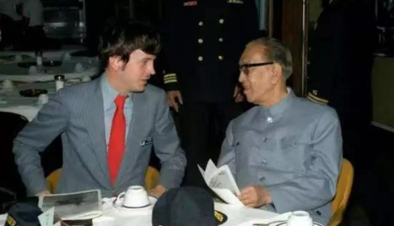耿飚出使瑞典的故事











晚宴上，瑞典将军挑衅地问耿飚带过多少兵