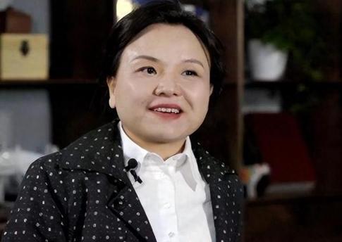 “我就给美国捐钱!”浙江女首富给美国豪捐96亿，拒还国内200亿债款，下场大快人