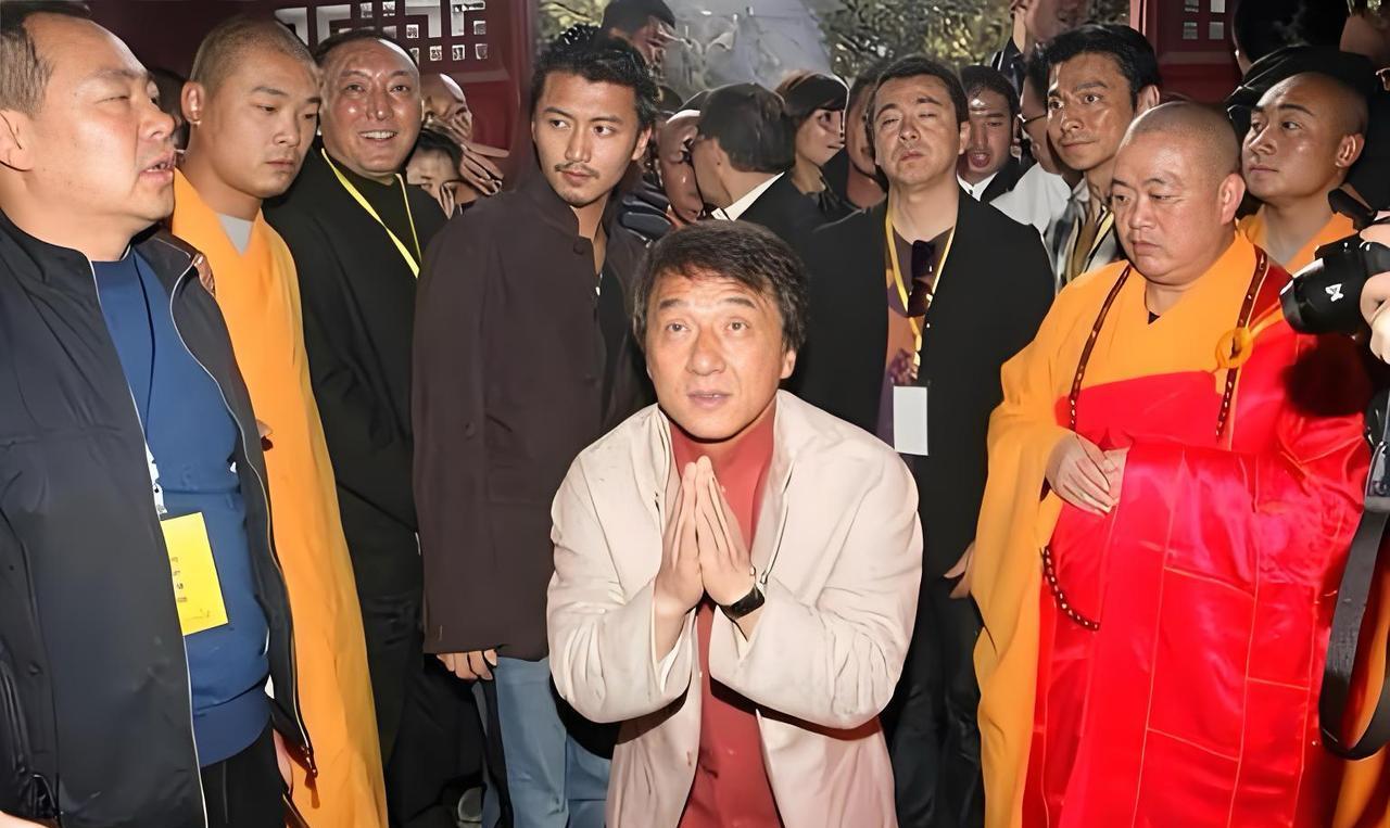 2009年，多名影视圈的明星演员，与释永信一起举办活动的合影，这应该是一次在少林