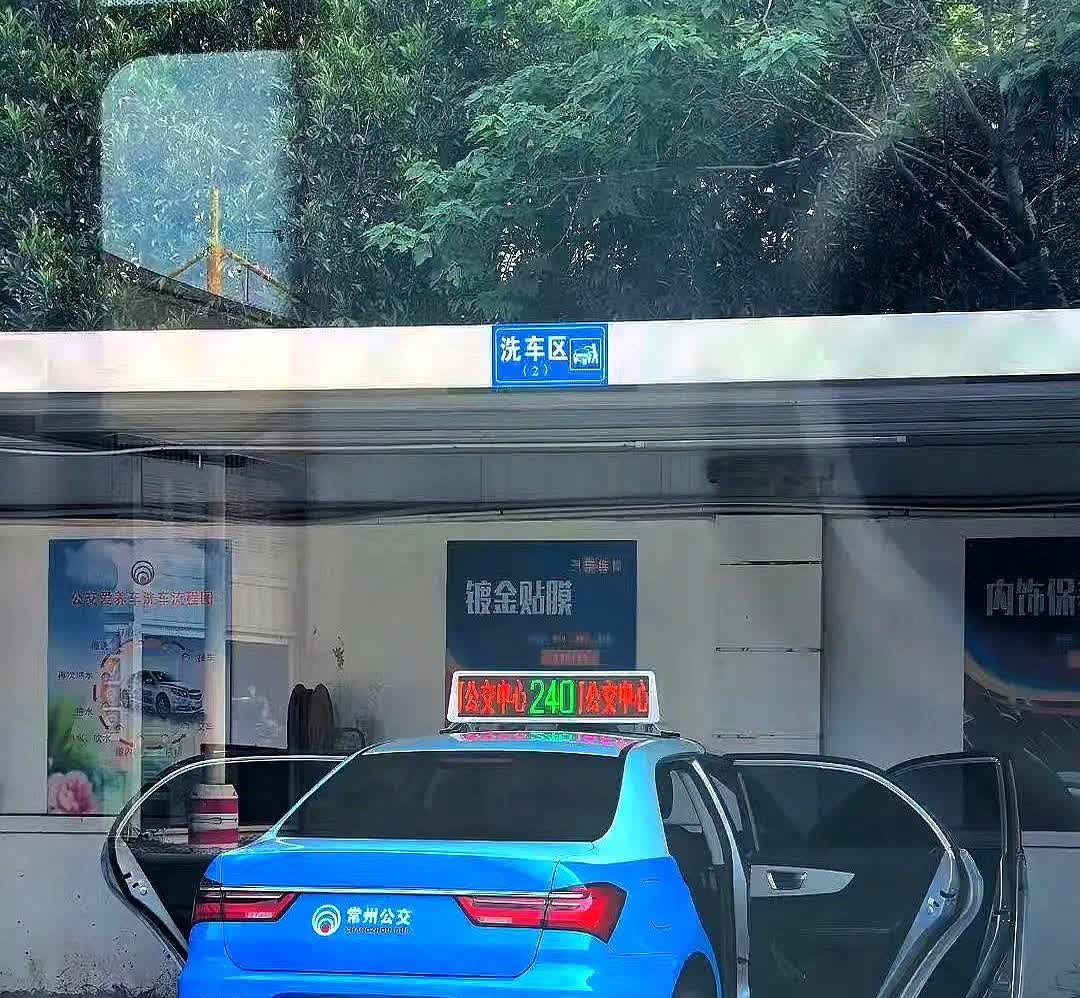 全国座位数最少的公交车在常州诞生！

车顶上那个醒目的数字240可太让人好奇