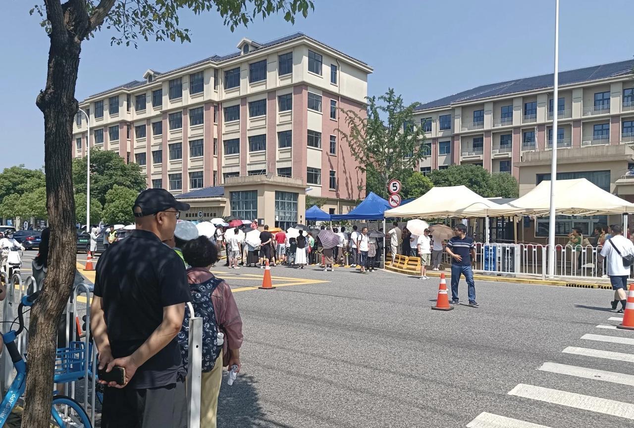 顶着36℃的大太阳，考的不是学生，而是家长
孩子进入考场，家长被太阳拷打，不是不