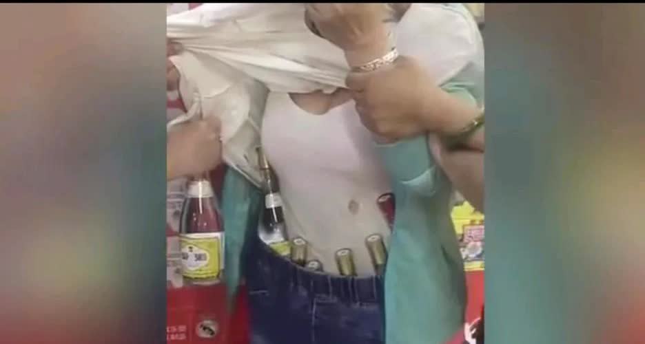 女子超市偷酒被抓现行，偷酒偷贵的也行，偷的都是普通的酒，被抓丢人丢大了，偷东西也