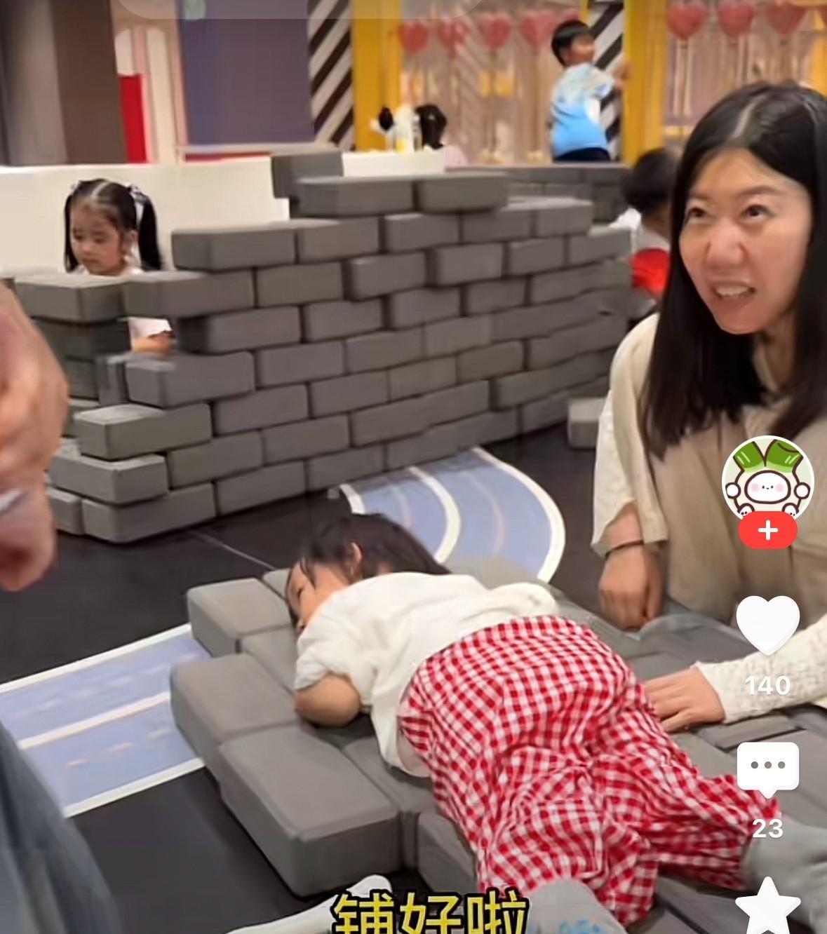 闪闪的贴身阿姨出镜了……
原来闪闪都是姥姥看，黄一鸣因为看孩子问题，总是跟她妈妈