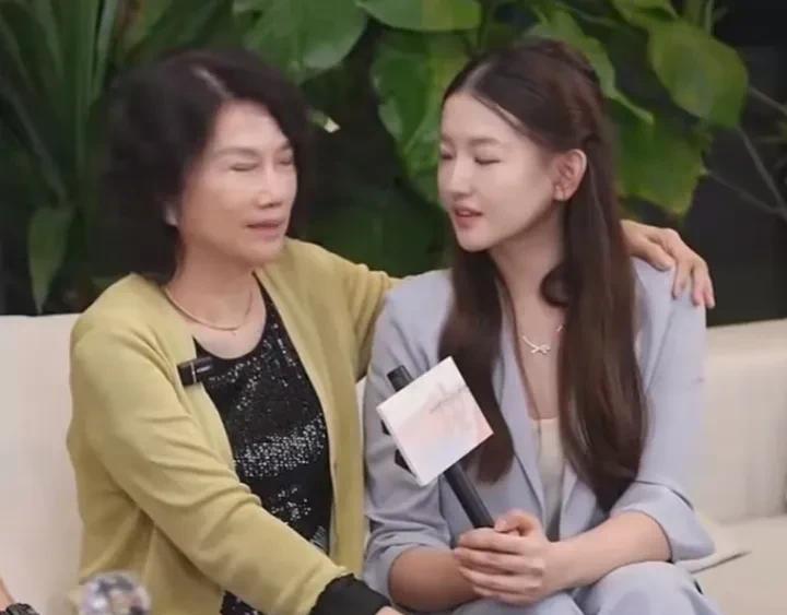 怀疑董明珠是不是被下降头了，这孟羽童的表情已经出卖了自己，明显对董明珠很不服气，
