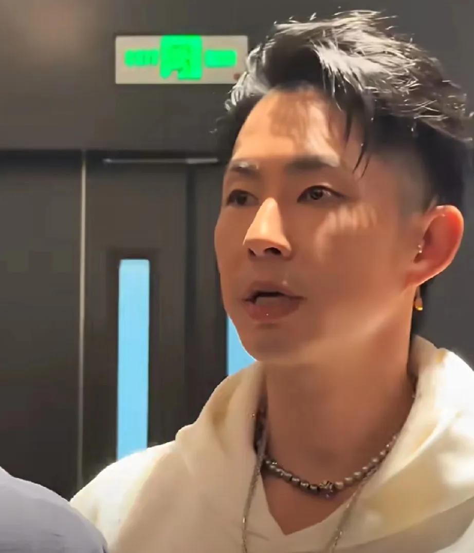 越老越帅的男人，以前 F4言承旭最帅现在老了吴建豪帅[强][强]
气质也变了，还