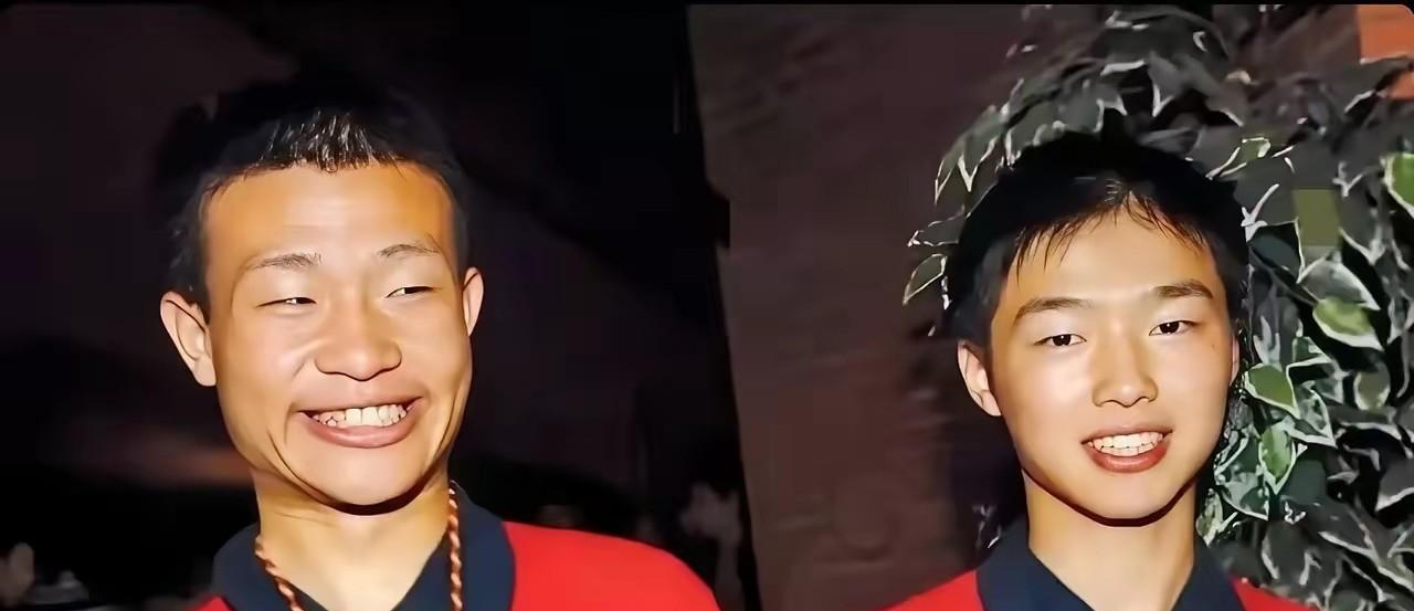 这是韦神年轻时获奖的照片，照片中的他佩戴着奖牌，笑的露出牙齿，眼睛都眯起来了。他