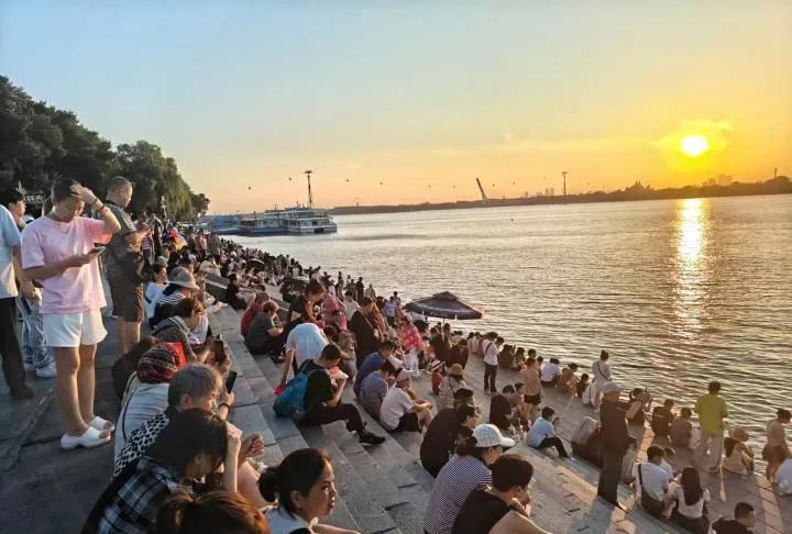 我打算今年回西双版纳，一天坐火车一天徒步走。
5千公里，我粗略算了一下，连走带火