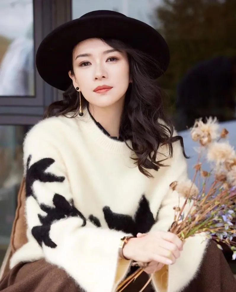 《酱园弄》定档后，
最高兴的人应该是章子怡了吧，
不是因为这是她主演的电影，而是