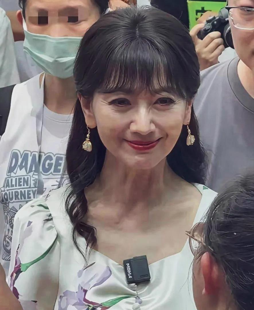 赵雅芝已经71岁了，还经常参加各种活动。看图中模样有点有吓人！满脸褶子，再厚的粉