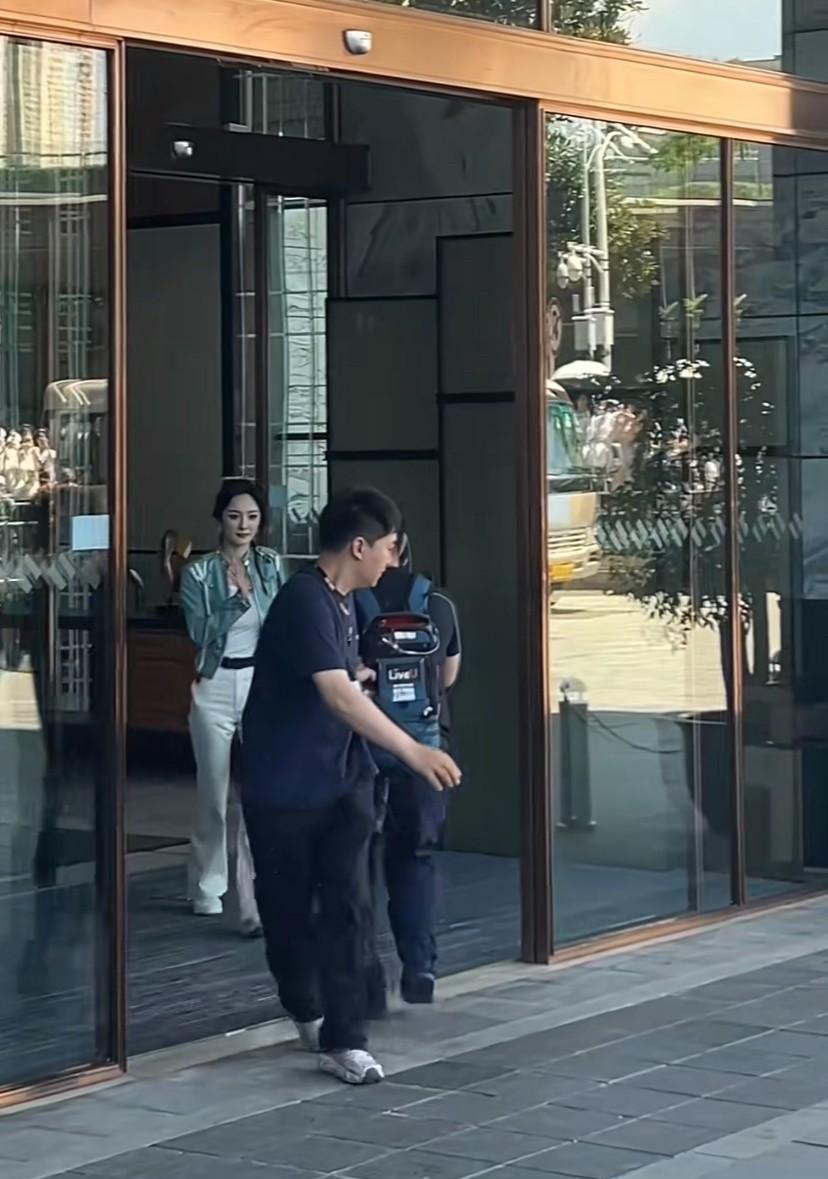 杨幂到达株洲，入住希尔顿酒店。这么大热天粉丝就把酒店门口堵着了，就为了她一眼，现