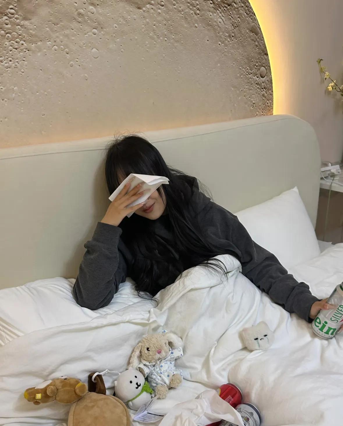 遇到这样的婆婆怎么办？她偶尔来次我家嘴上说帮我看孩子，来先躺沙发上刷会抖音刷累了