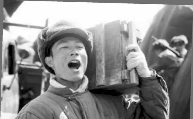 1951年，一个15岁新兵擦大炮，埋头看瞄准镜，谁料突然瞅见，敌人阵地上出现一奇