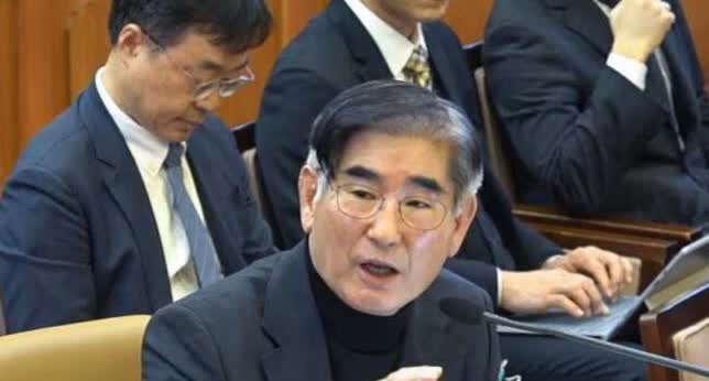 韩国首尔中央地方法院刑事34部（审判长韩成镇）17日对因涉嫌妨碍上级执行公务、教