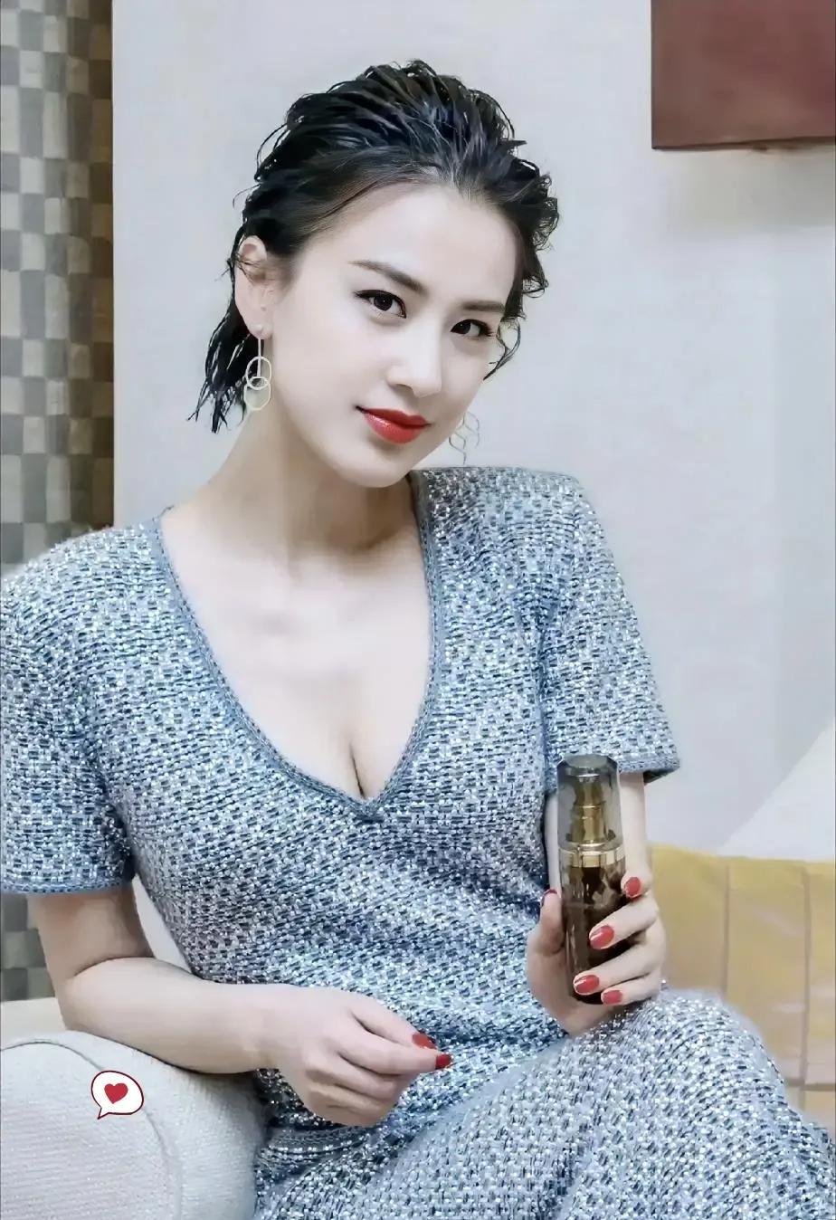 黄圣依这观点，惊掉我下巴！
娱乐圈都啥风气了，她还来这一套？
有人说婚前同居能提
