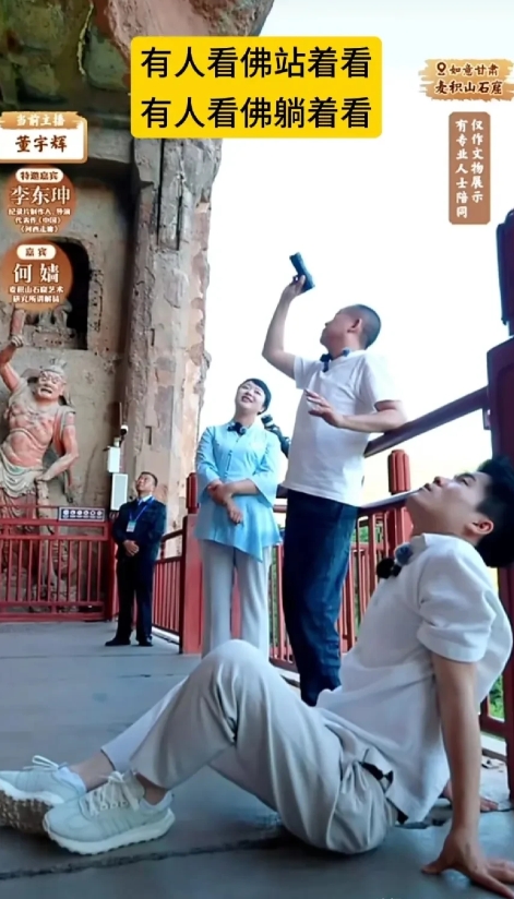 哎！董老二真的是恐高啊！
人家走着上山，你却是爬着上！
人家是站着看，你却是坐着