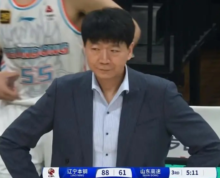 邱彪的球队为什么总是三分不行呢？新疆和山东都是这样。今天山东队大比分输给辽宁队啥