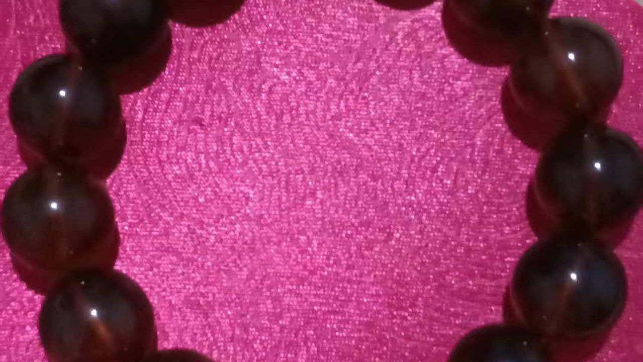 琥珀九金离光灵草珀手串：蕴藏灵草的时光琥珀，腕间的古韵珍奇