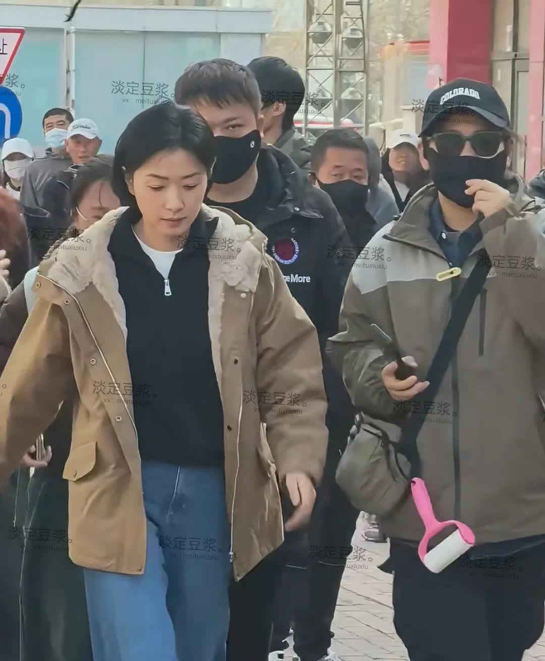 演员万茜素颜照，感觉就和普通的中年女人一样，也没啥区别，双眼皮看着有点不自然。看
